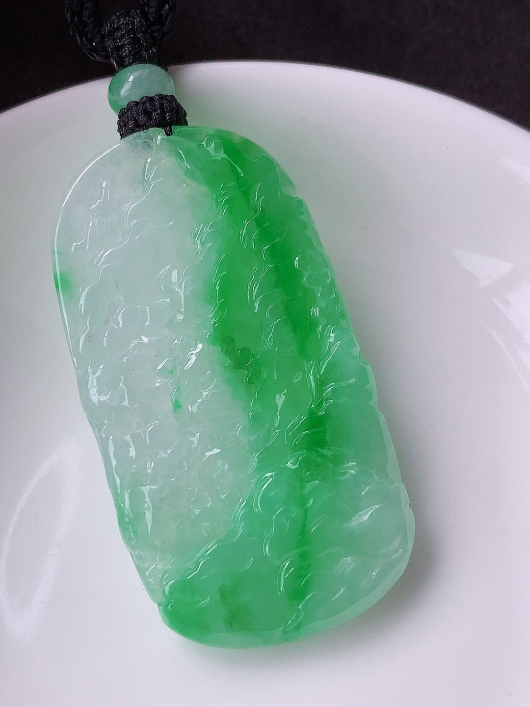 冰飘绿山水牌挂件，料子细腻，冰润十足，佩戴简约大方，50.6-27.6-5.6