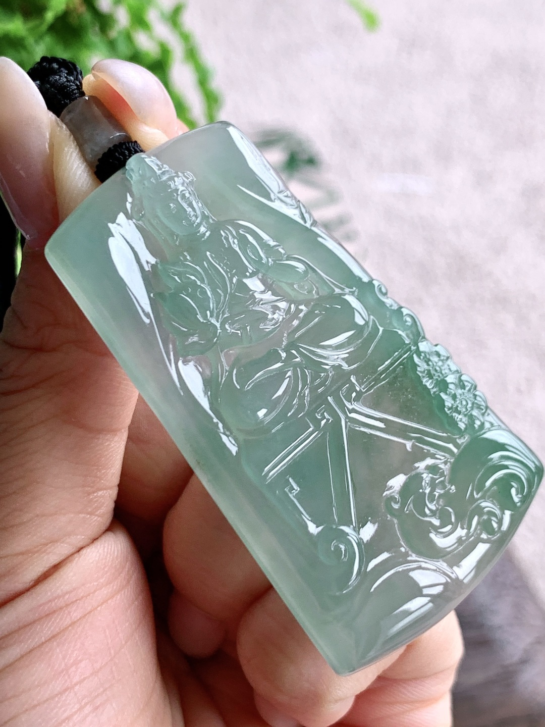 高冰晴绿大势至菩萨持莲观音牌吊坠,缅料,性比高,尺寸59.7-34.2-6,重量30.8克