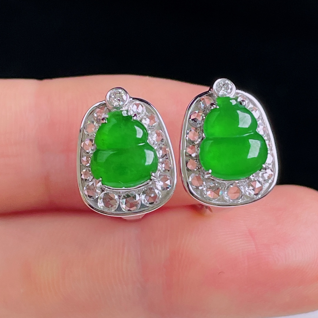 辣绿耳包，18k镶嵌，老种起光，细底通透，尺寸：裸石18.1/7.3/2mm0827