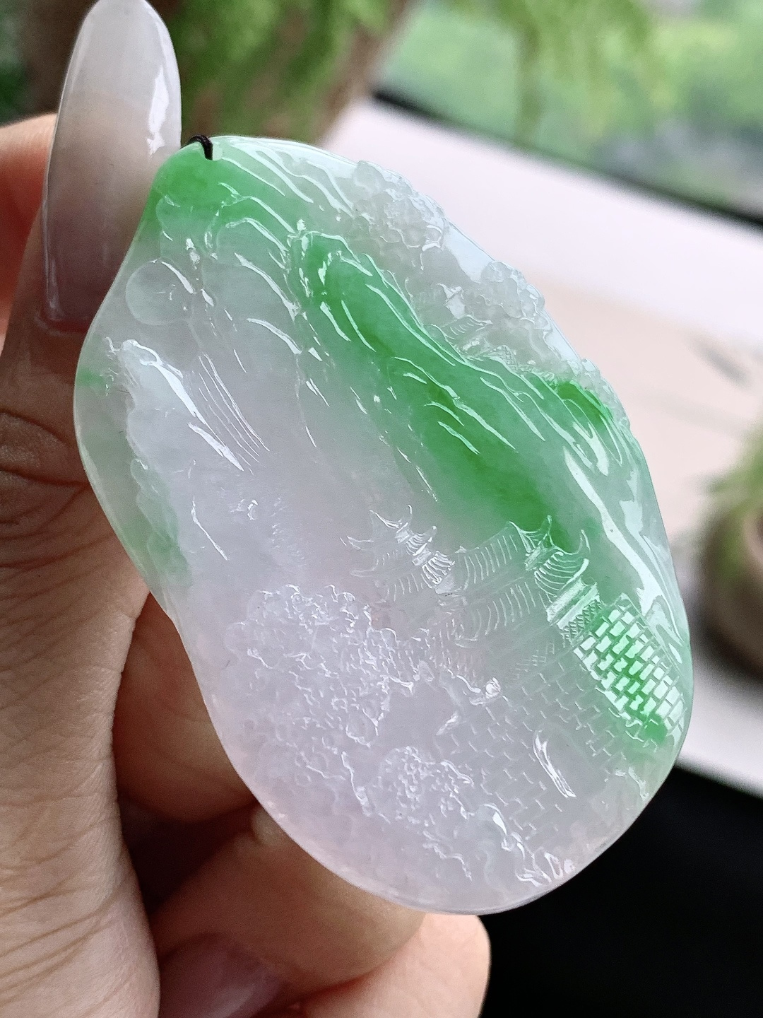糯冰飘阳绿山水牌吊坠,性比高