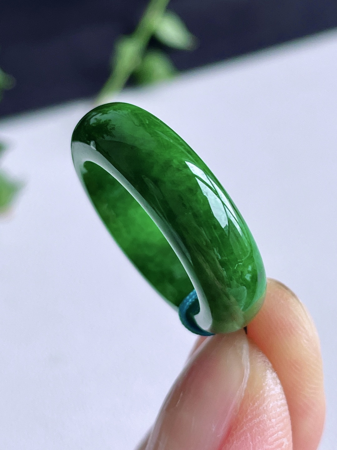 裸石高冰辣绿戒圈指环,说明缅料无裂性比高,尺寸6.3-4,圈口11号,重量4.6克