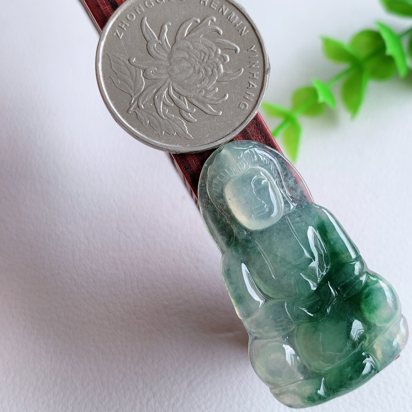冰润精雕飘花观音吊坠，法相端庄大气，工艺精湛，种色浓郁，细腻饱满冰润，种老水足，收藏佳品，佩戴大气  W03.24 尺寸：39.2-23.2-3.5mm