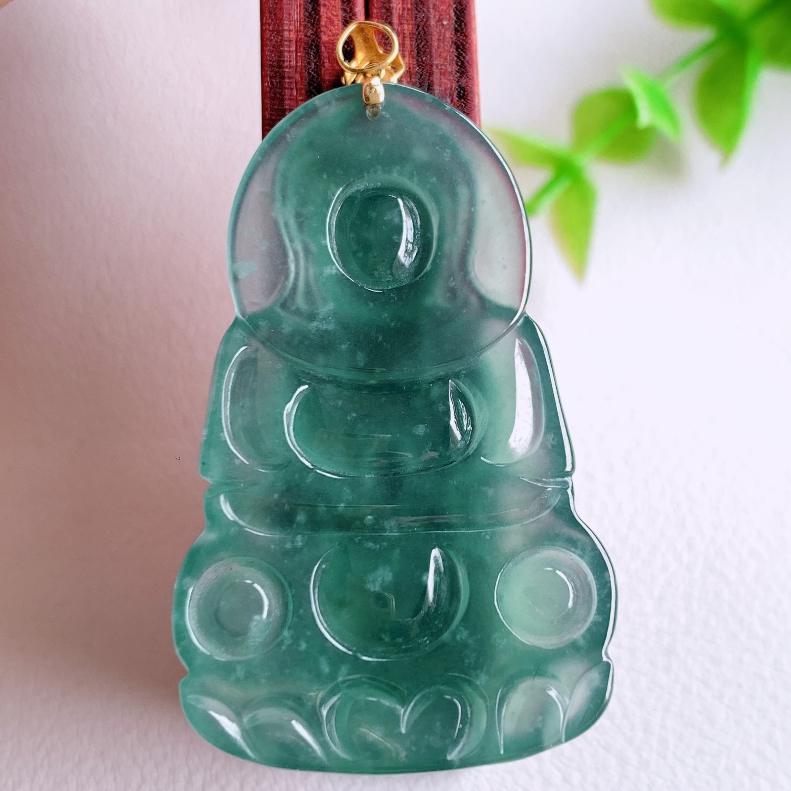 18k金扣蓝冰精雕观音吊坠，法相端庄大气，工艺精湛，种色浓郁，细腻饱满冰润，种老水足，收藏佳品，佩戴大气  W03.24   整体尺寸：47-25.5-4.3mm  裸石尺寸：41.8-25.5-4.3mm