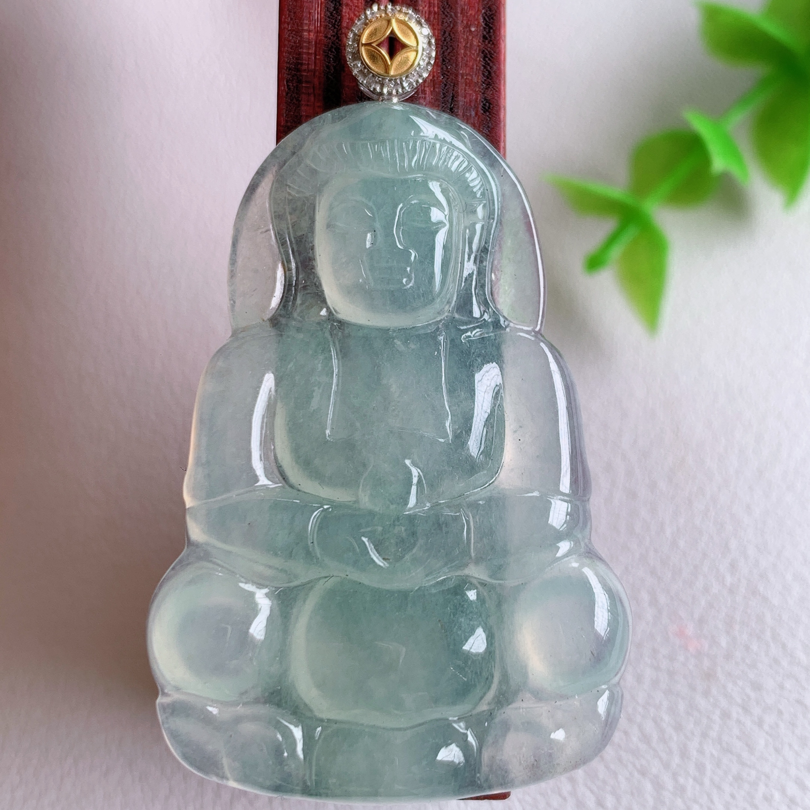 18k金扣冰润精雕观音吊坠，法相端庄大气，工艺精湛，种色浓郁，细腻饱满冰润，种老水足，收藏佳品，佩戴大气  W03.24  整体尺寸：47-28-4.3mm   裸石尺寸：40.5-28-4.3mm