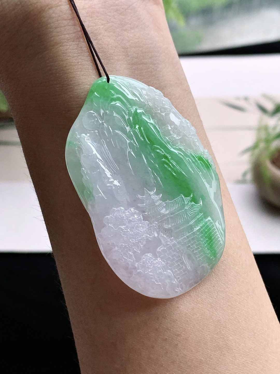 糯冰飘阳绿山水牌吊坠,性比高