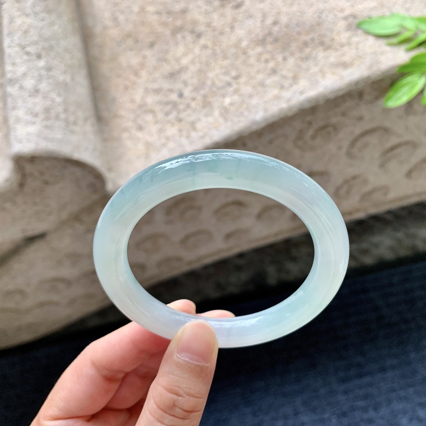圆条54 55，圈口55/9.5/9.3，编码AD082805，描述：冰糯飘花，水润，种老，细腻，无裂。