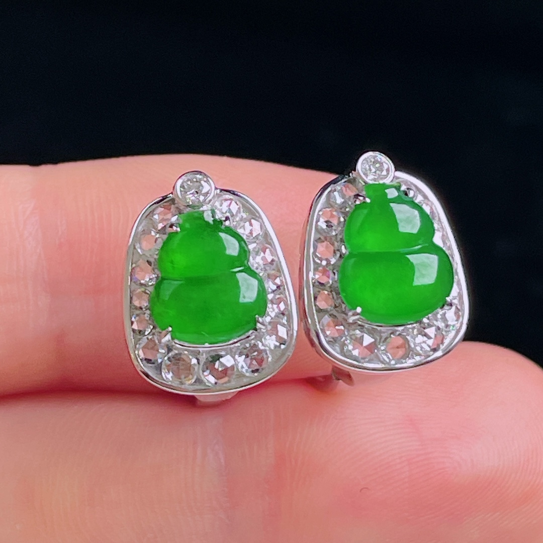 辣绿耳包，18k镶嵌，老种起光，细底通透，尺寸：裸石18.1/7.3/2mm0827