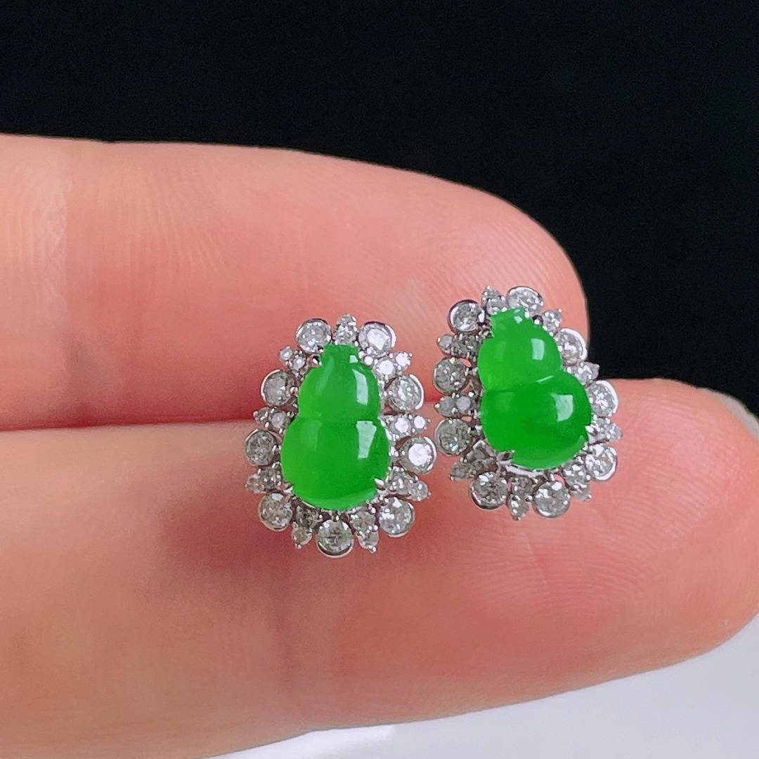 冰绿耳钉，18k镶嵌，老种起光，细底通透，尺寸：裸石7.6/4.9/2.8mm0827