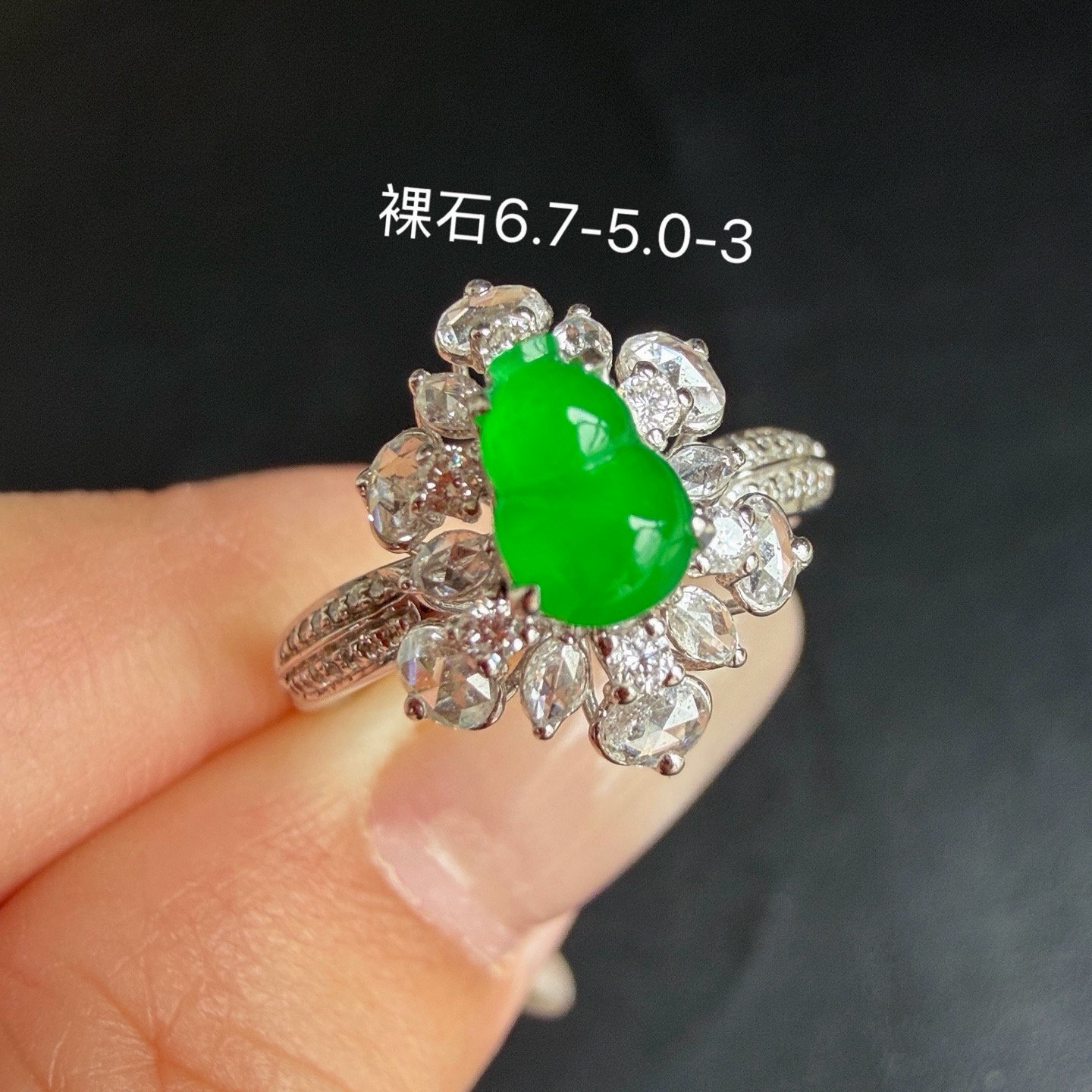 ️自然光实拍 翡翠A货 帝王绿品质葫芦戒指 这品质超赞 色相当辣 起光 18k金钻石 豪华镶 无裂