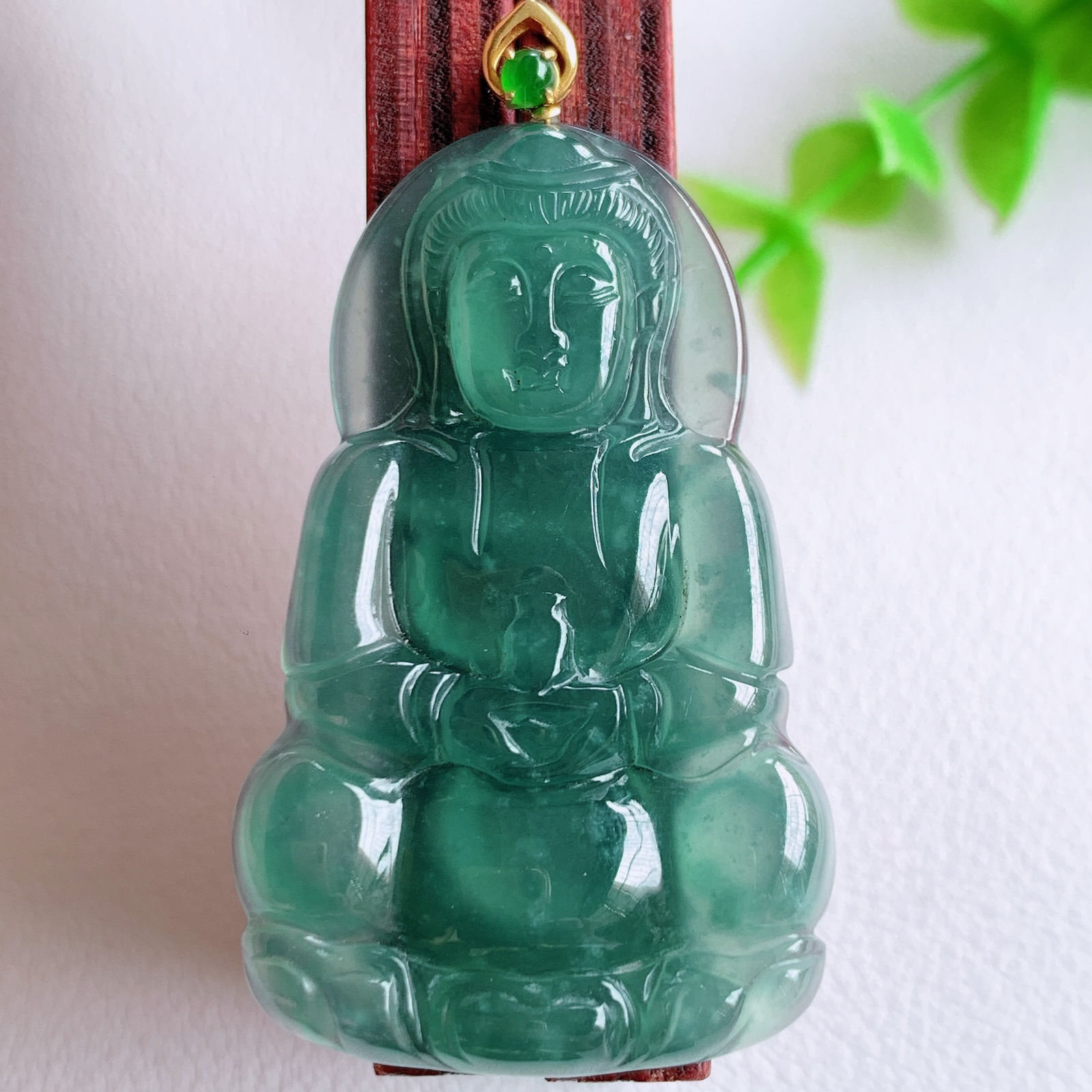 18k金扣蓝冰精雕观音吊坠，法相端庄大气，工艺精湛，种色浓郁，细腻饱满冰润，种老水足，收藏佳品，佩戴