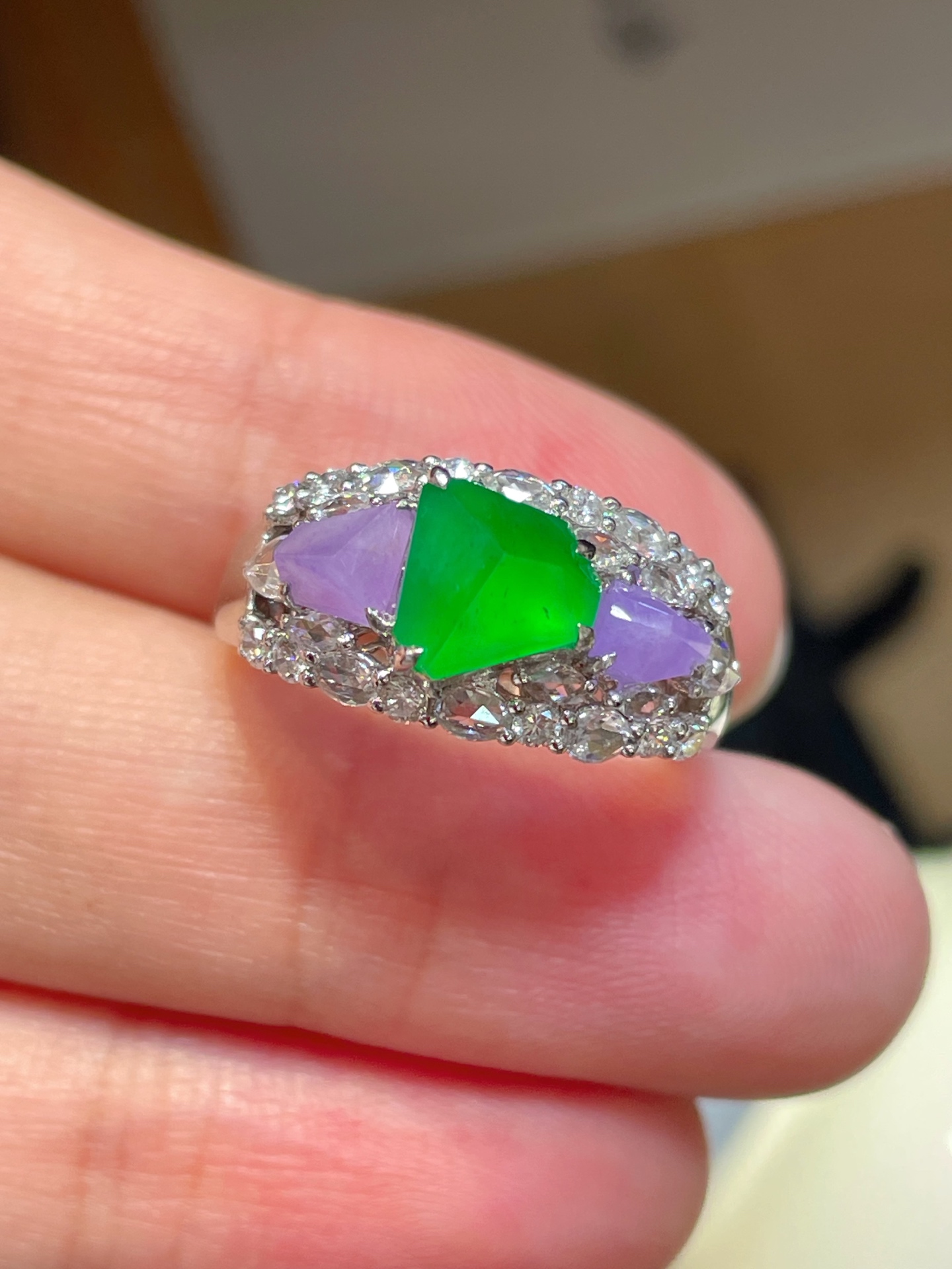 ️️一个性比 A货翡翠随形戒指 18k真金镶嵌，料子饱满细腻 冰种，佩戴高端大气，6.9-7-3