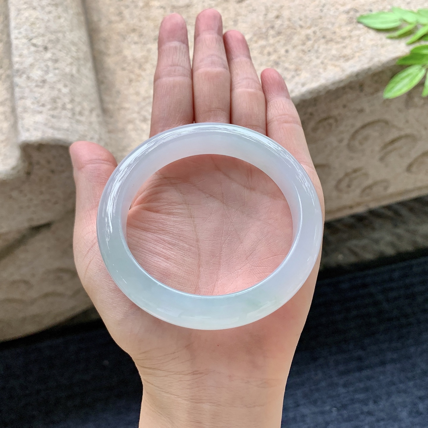正圈56 57，圈口57/12.4/8.7，编码AD082807，描述糯冰飘绿，水润，种老，细腻，打