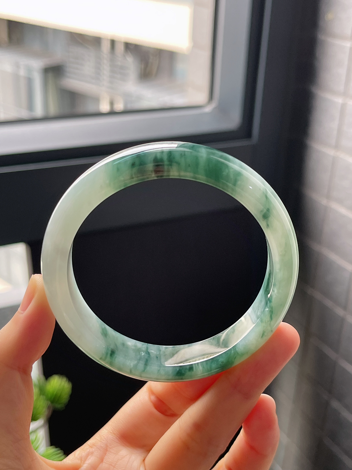 圈口57.7，冰糯种淡绿色翡翠正圈手镯