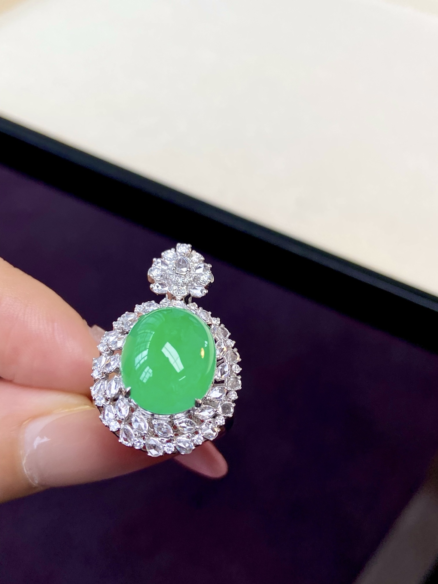 高冰种阳绿蛋面戒指吊坠两用款，一抹翠色 两种美丽，这枚的主角感 真的很难忽略，越品越有味道：29.7-19-15.7，裸石：13.6-11.4-4.6mm，无裂。