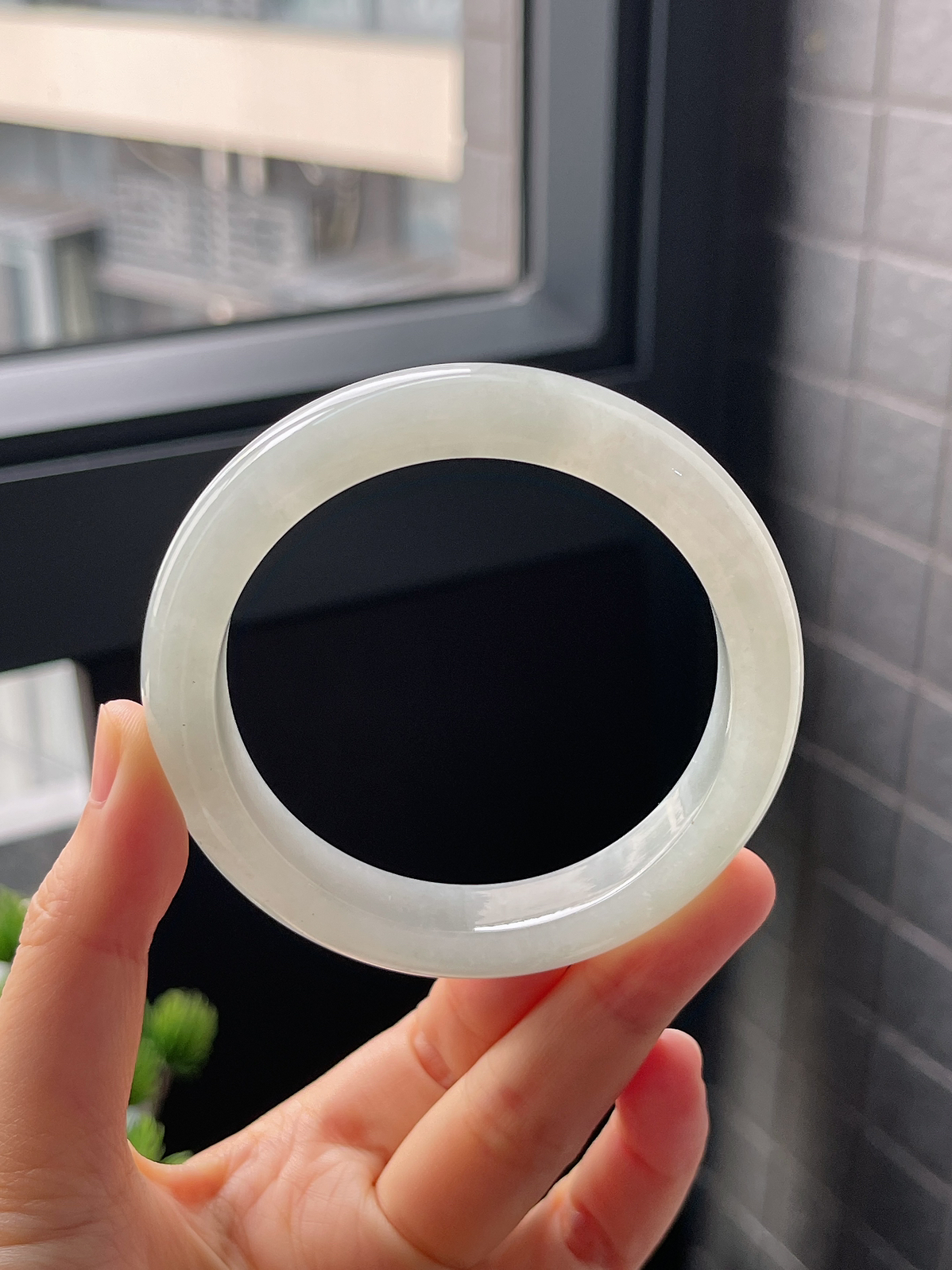 圈口57.5，冰糯种淡绿色翡翠正圈手镯