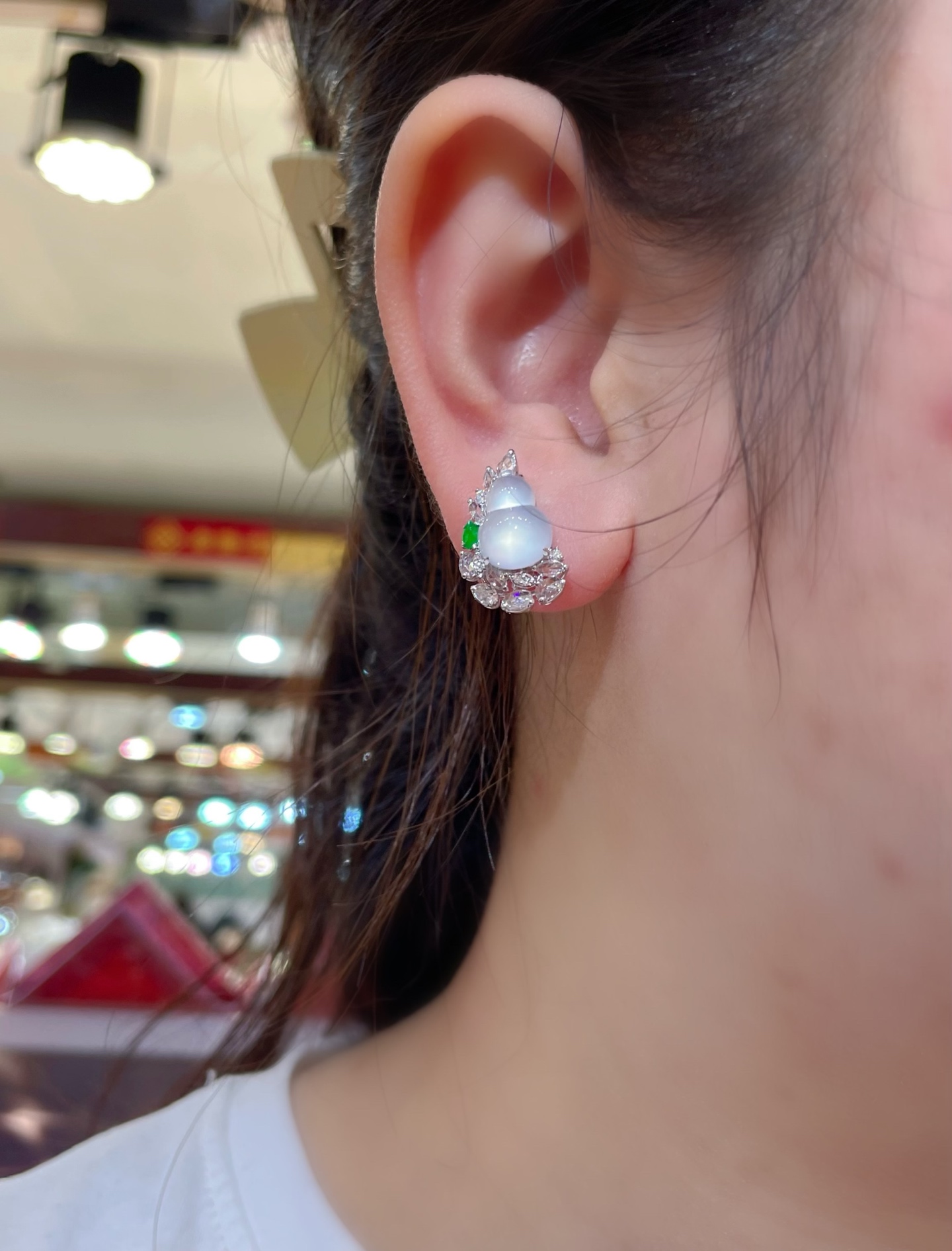 翡翠高冰葫芦耳钉，简洁大气，光感强烈，料子水润通透，种老起光。18k镶，佩戴效果佳，11.4-8.4-4.8