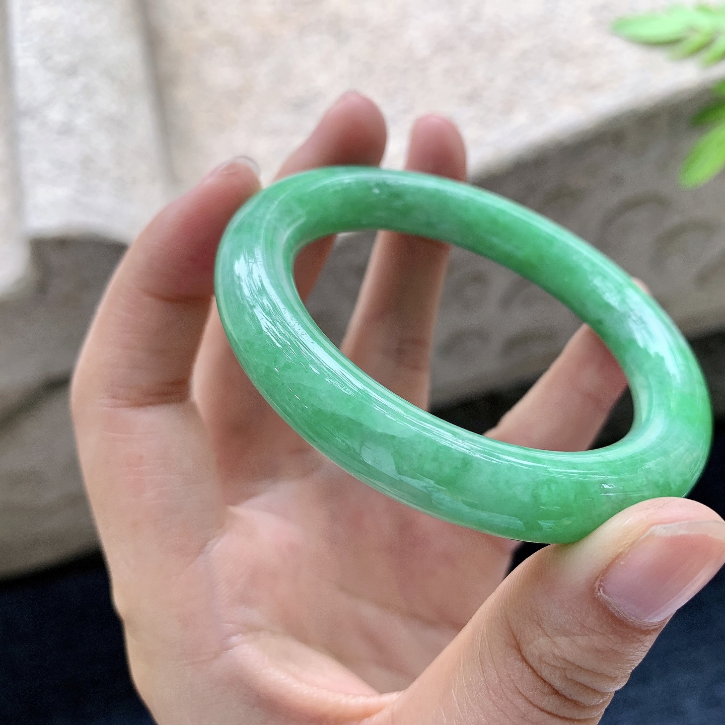 圆条51 52,圈口52.7/10/10.2,编码BA082819,描述辣绿，满绿，水润，种老，细腻，有纹线