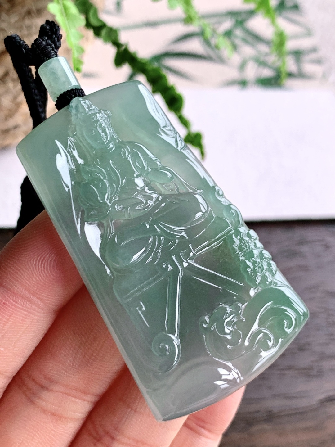 高冰晴绿大势至菩萨持莲观音牌吊坠,缅料,性比高,尺寸59.7-34.2-6,重量30.8克