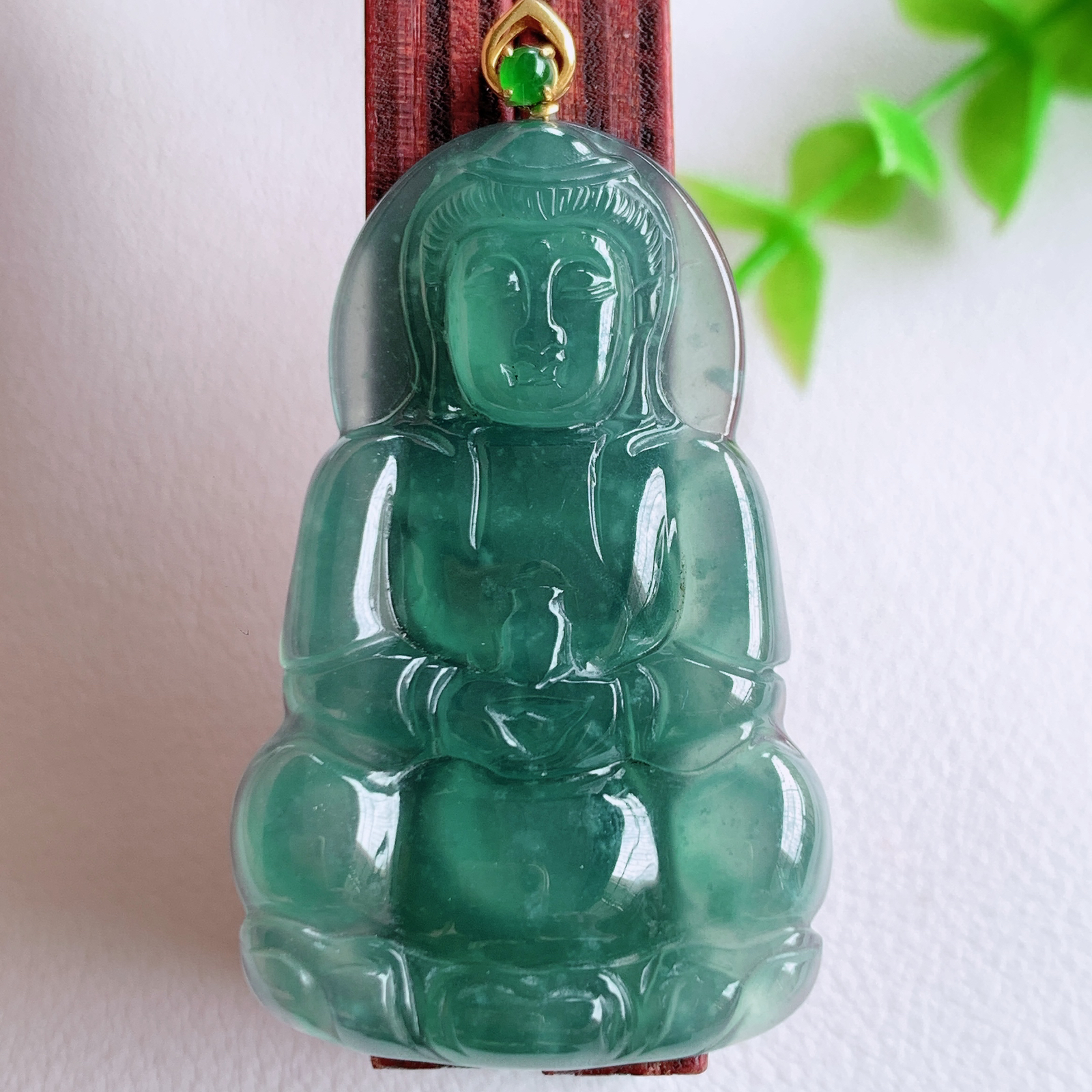 18k金扣蓝冰精雕观音吊坠，法相端庄大气，工艺精湛，种色浓郁，细腻饱满冰润，种老水足，收藏佳品，佩戴大气  W03.24   整体尺寸：47-25.5-4.3mm  裸石尺寸：41.8-25.5-4.3mm