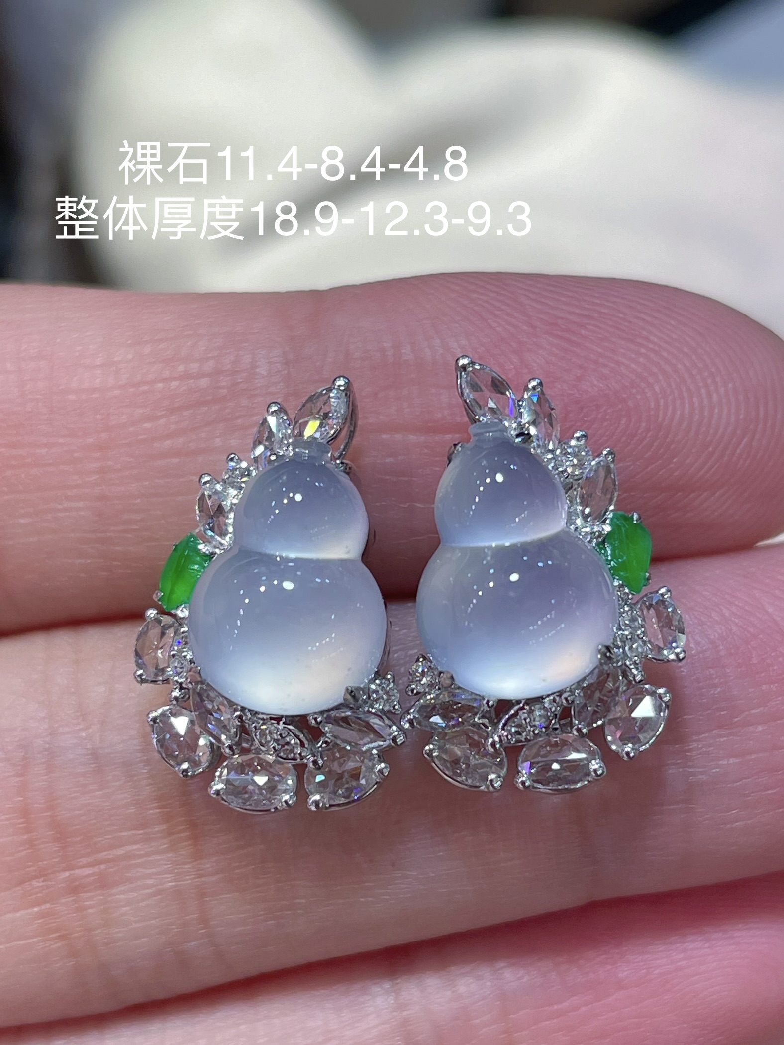 翡翠高冰葫芦耳钉，简洁大气，光感强烈，料子水润通透，种老起光。18k镶，佩戴效果佳，11.4-8.4