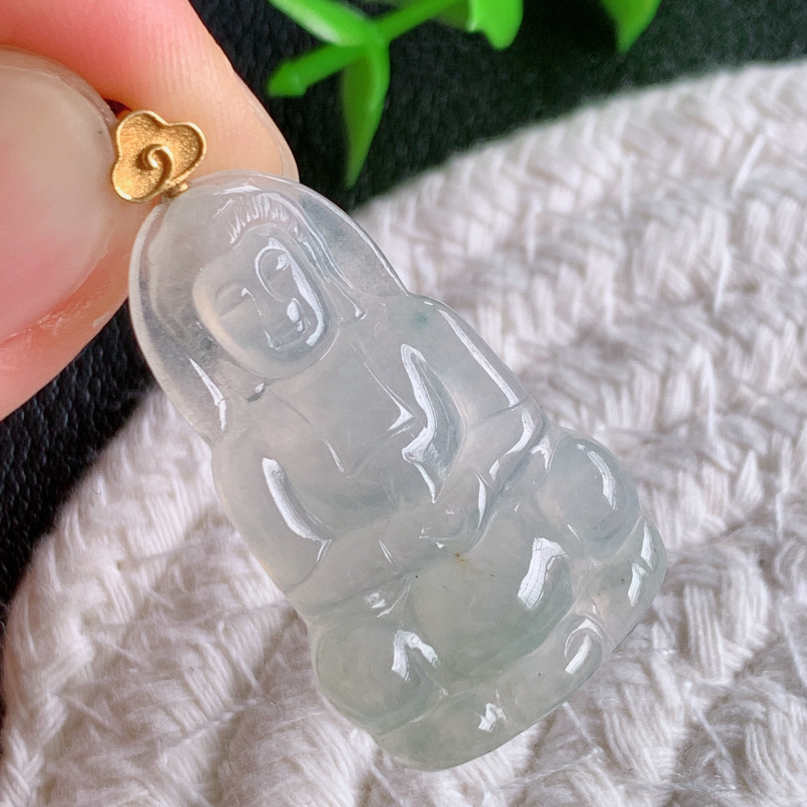 18k金扣冰润精雕观音吊坠，法相端庄大气，工艺精湛，种色浓郁，细腻饱满冰润，种老水足，收藏佳品，佩戴大气  W03.24  整体尺寸：37-19.5-3.6mm  裸石尺寸：32-19.5-3.6mm