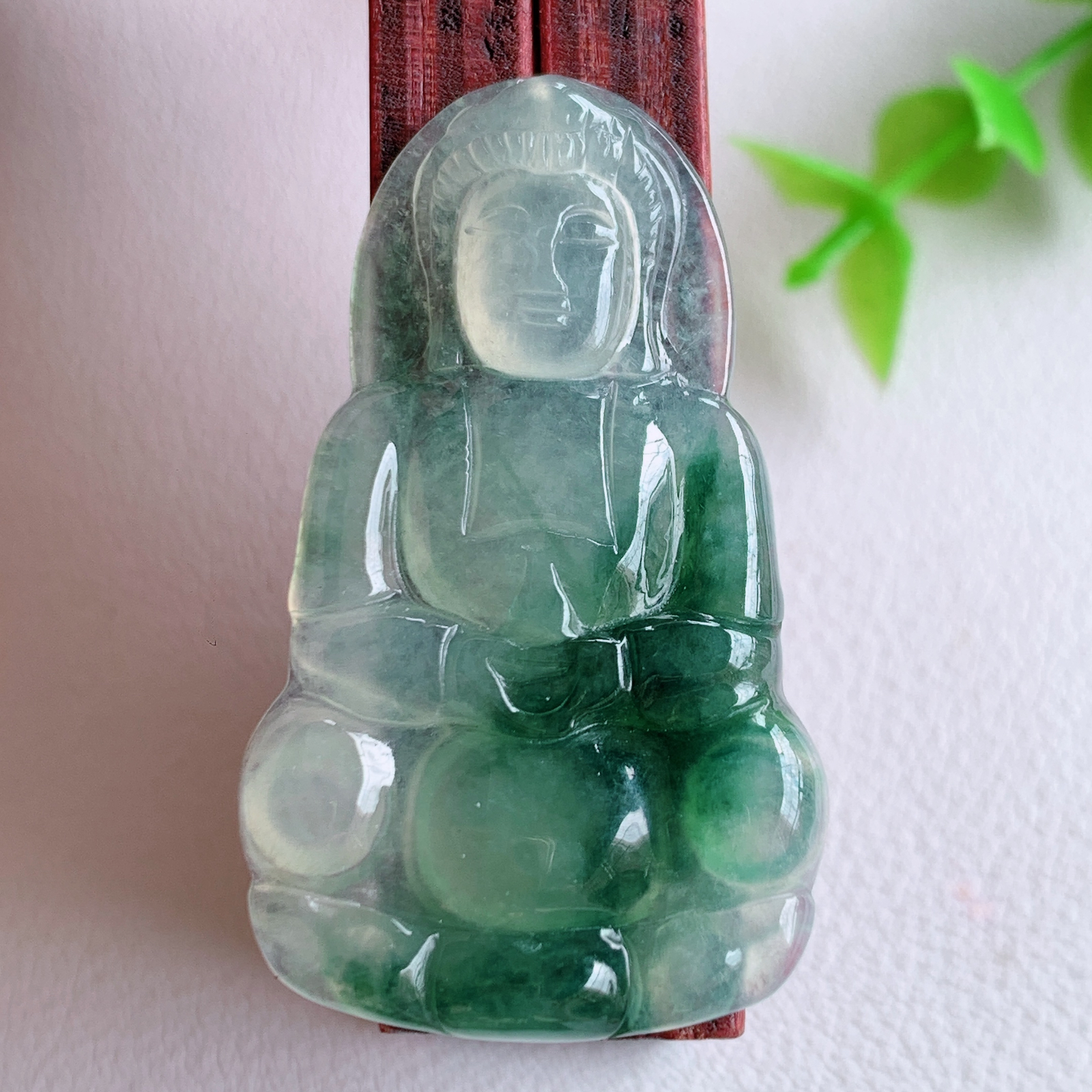 冰润精雕飘花观音吊坠，法相端庄大气，工艺精湛，种色浓郁，细腻饱满冰润，种老水足，收藏佳品，佩戴大气  W03.24 尺寸：39.2-23.2-3.5mm