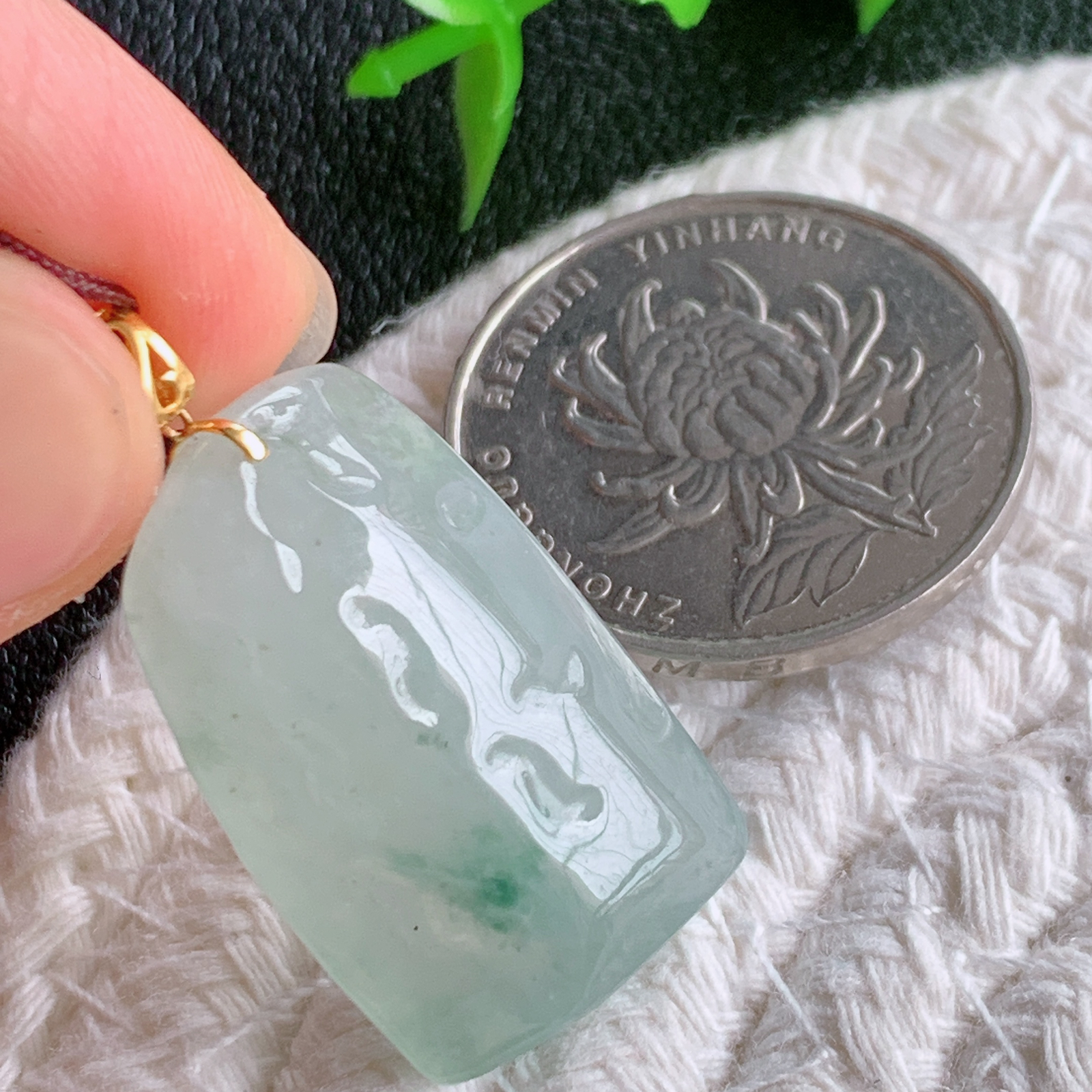 冰润飘花随形无事牌翡翠吊坠，平平安安，万事如意，沁人心脾，清秀高雅 W03.24  整体尺寸：31.3-16.6-7.8mm  裸石尺寸：26.3-16.6-7.8mm