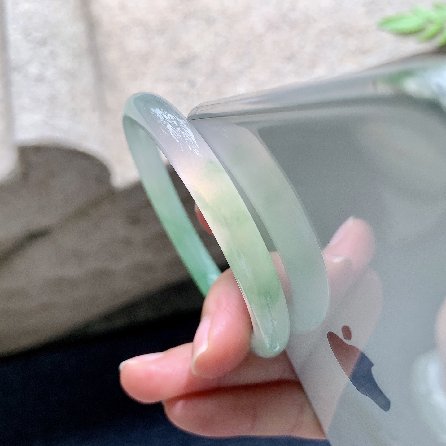 圆条50 51,圈口51/7/7,编码AD082808,描述糯冰飘绿，水润，种老，细腻，打灯有纹线