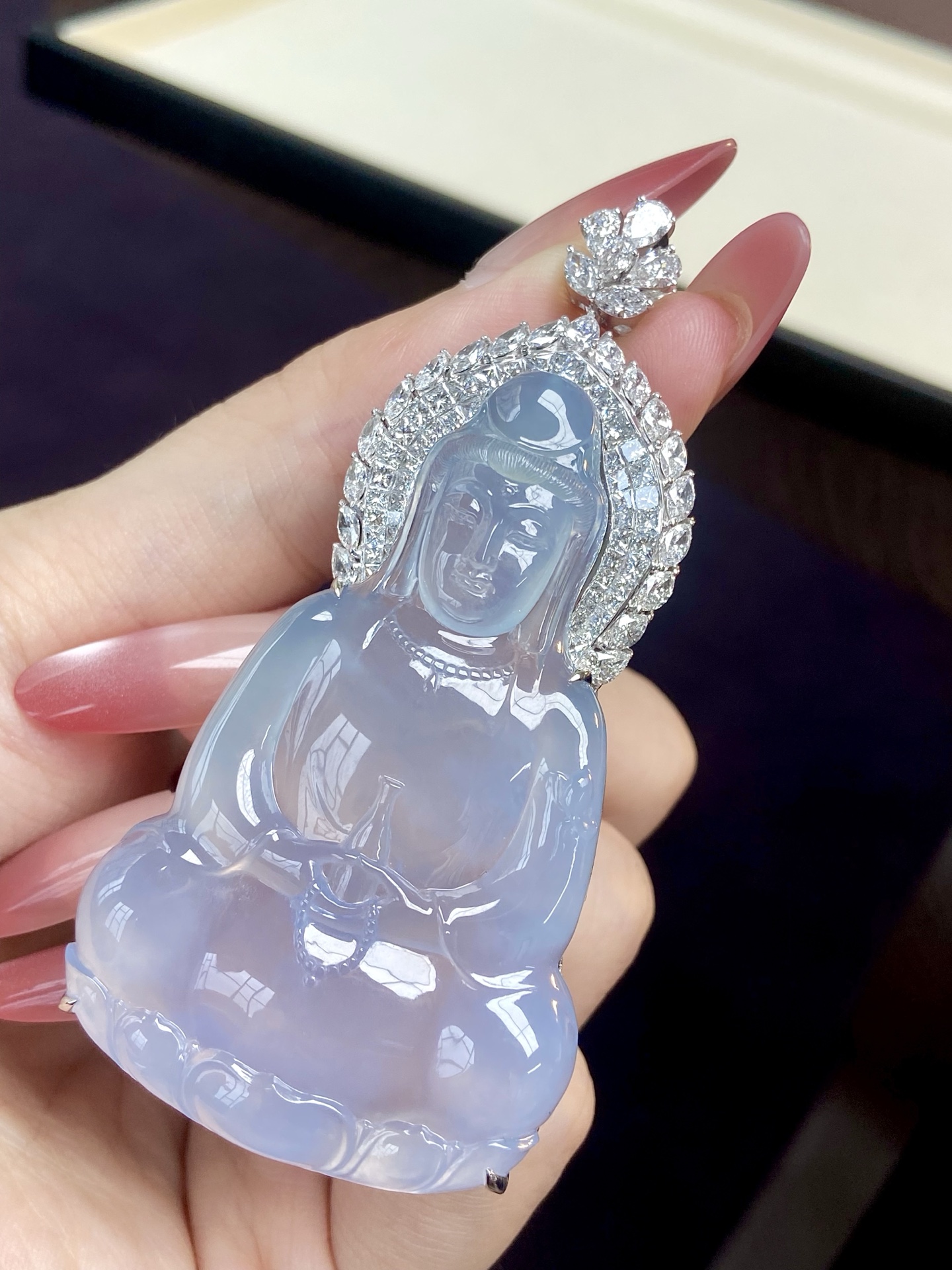 高冰紫紫罗兰观音吊坠，品质够顶，品相无敌 慈眉善目，戴在身上自带温婉沉静的气场：78.4-38.3-11.5，裸石：61.3-38.3-6.4mm，无裂。
