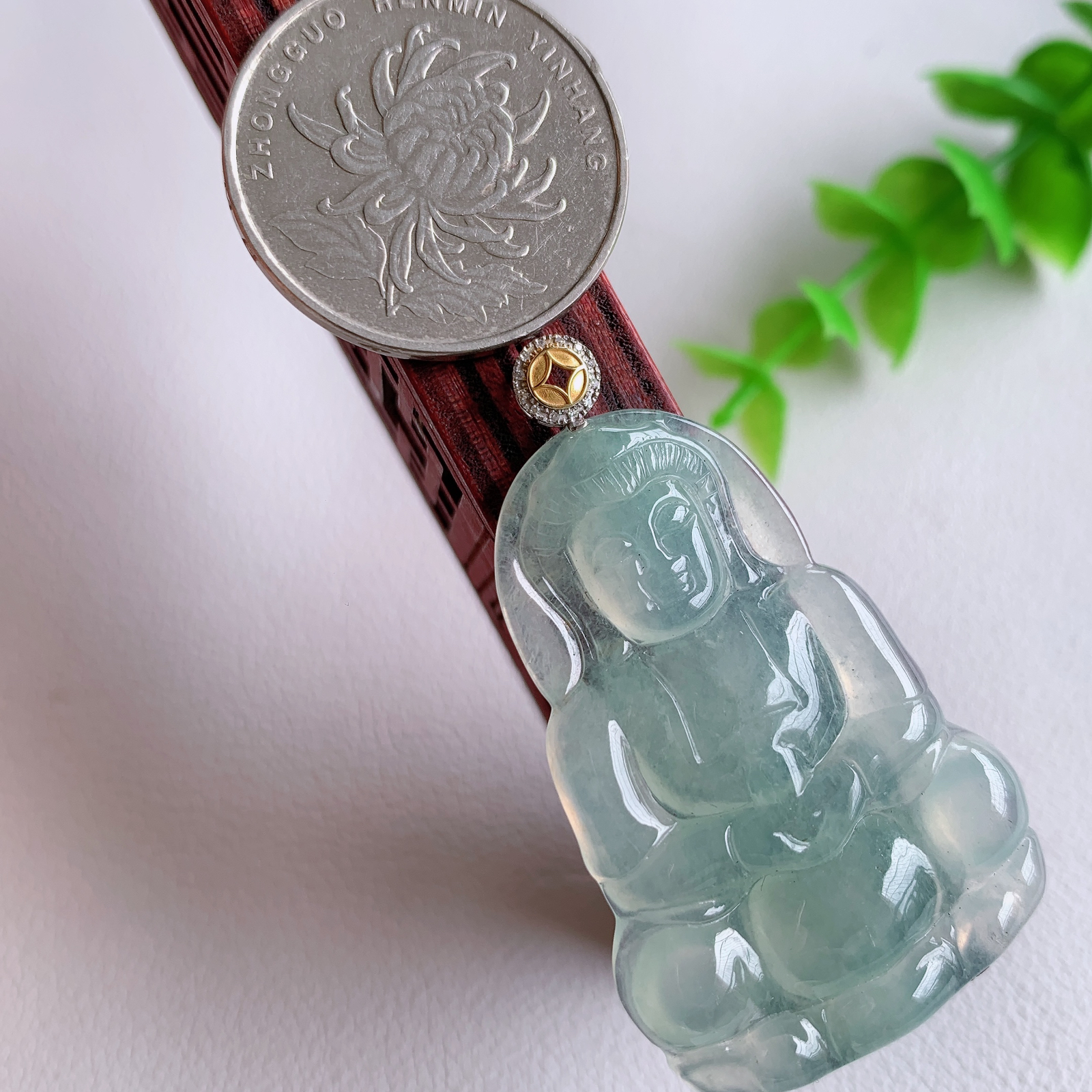 18k金扣冰润精雕观音吊坠，法相端庄大气，工艺精湛，种色浓郁，细腻饱满冰润，种老水足，收藏佳品，佩戴大气  W03.24  整体尺寸：47-28-4.3mm   裸石尺寸：40.5-28-4.3mm