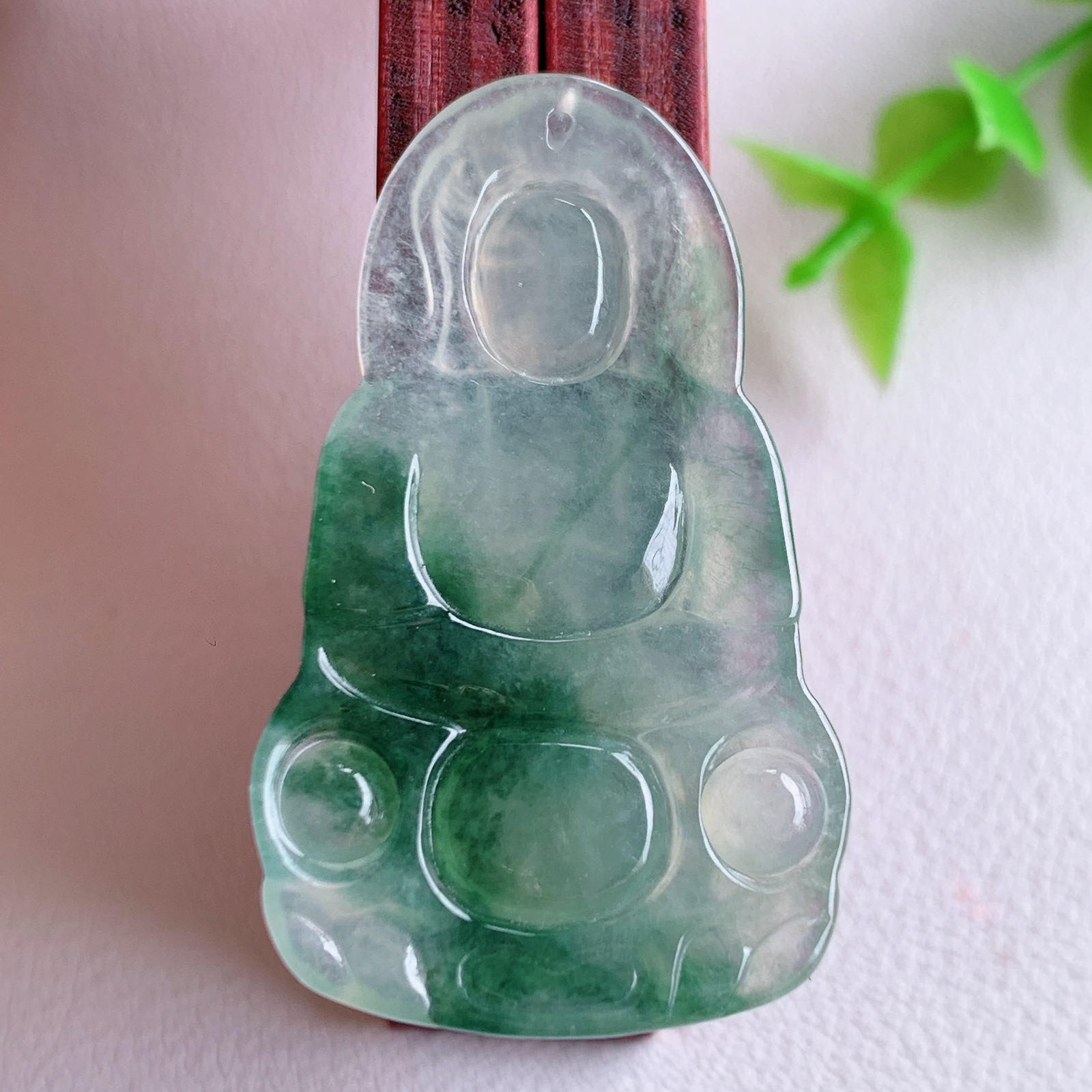 冰润精雕飘花观音吊坠，法相端庄大气，工艺精湛，种色浓郁，细腻饱满冰润，种老水足，收藏佳品，佩戴大气  W03.24 尺寸：39.2-23.2-3.5mm
