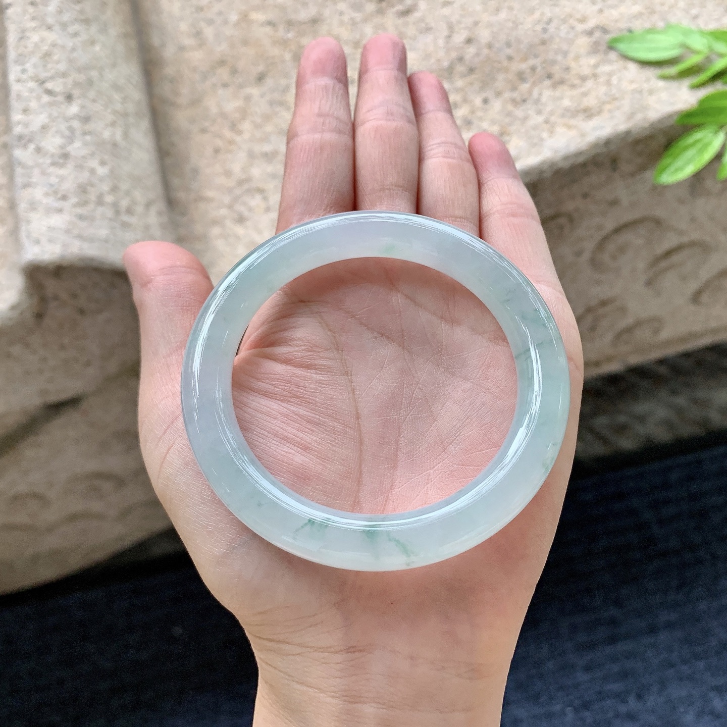 圆条54 55，圈口55/9.5/9.3，编码AD082805，描述：冰糯飘花，水润，种老，细腻，无裂。