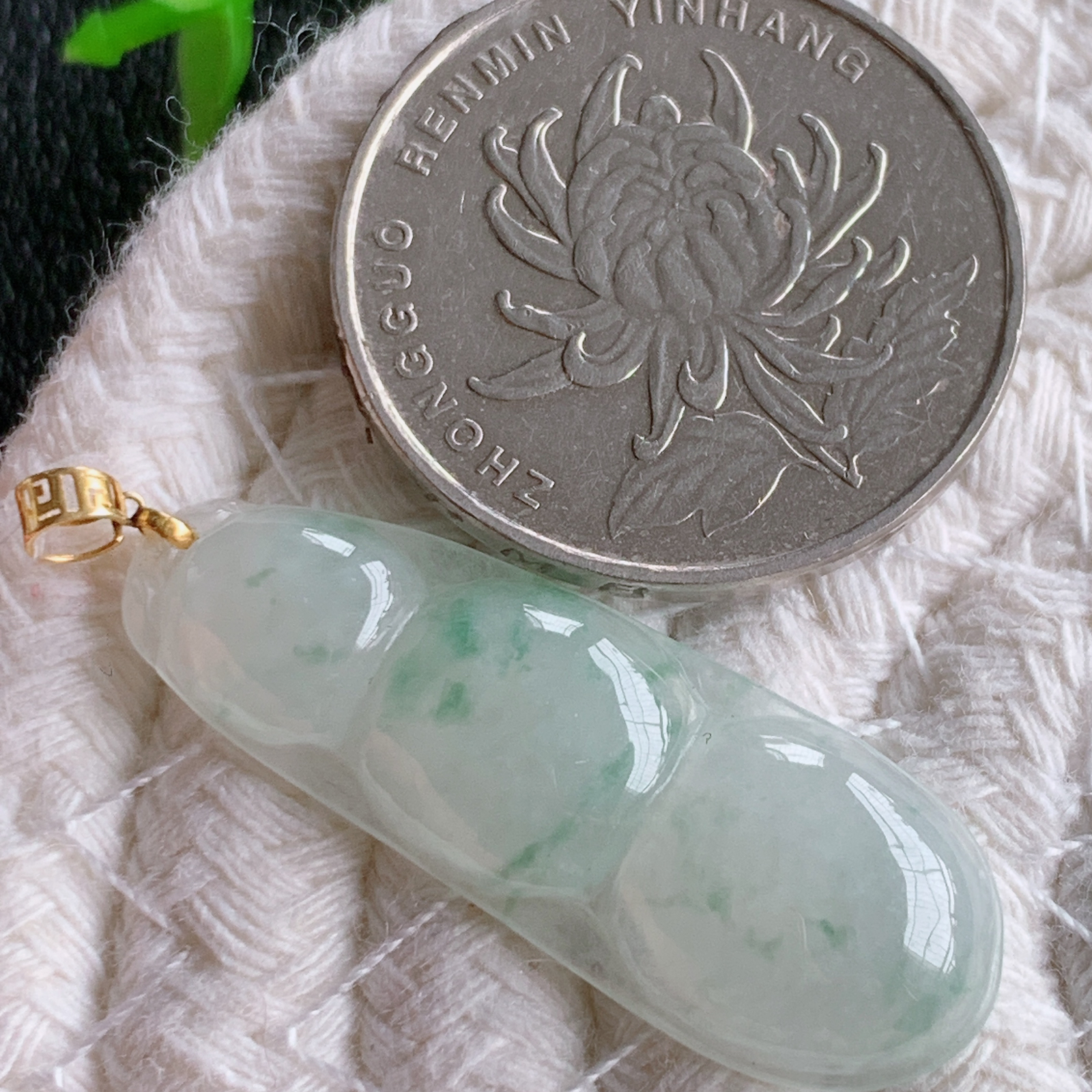 18k金扣冰润飘花福豆翡翠挂件，老种飘花  冰清玉洁  胶感十足  寓意“四季平安，福气满满”颜色鲜艳，清新自然，饱满通透   W49.24  尺寸：33.5-12-4.5mm
