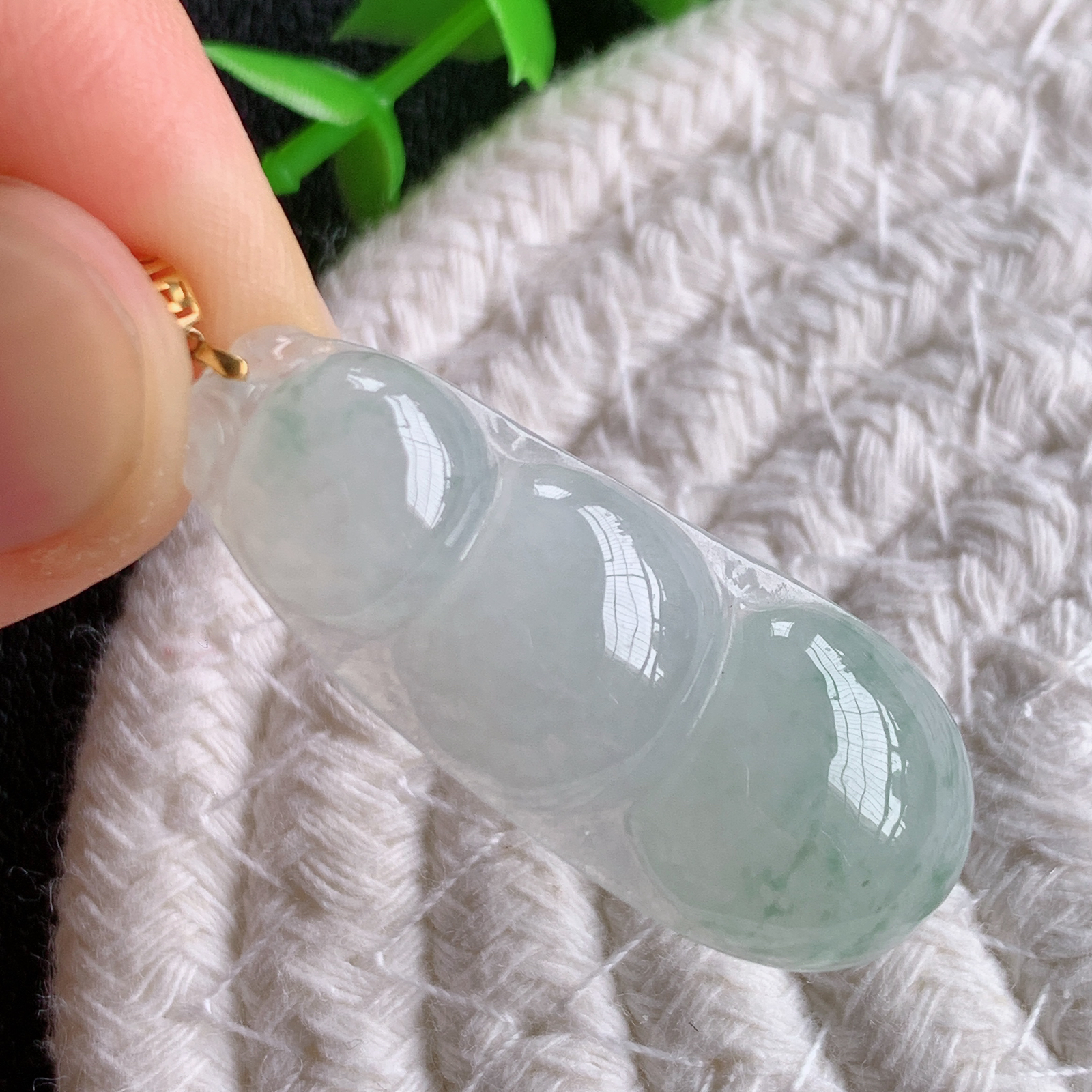 18k金扣冰润飘花福豆翡翠挂件，老种飘花  冰清玉洁  胶感十足  寓意“四季平安，福气满满”颜色鲜艳，清新自然，饱满通透   W49.24  尺寸：37-14.8-5.6mm