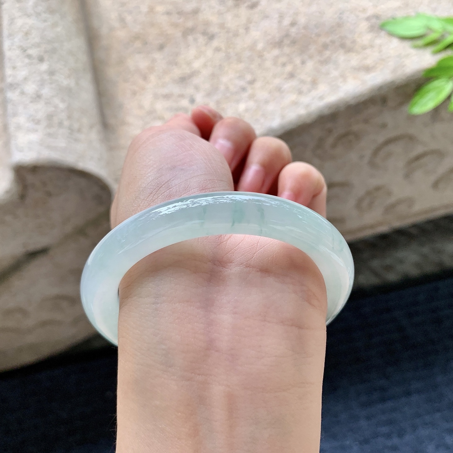圆条54 55，圈口55/9.5/9.3，编码AD082805，描述：冰糯飘花，水润，种老，细腻，无裂。
