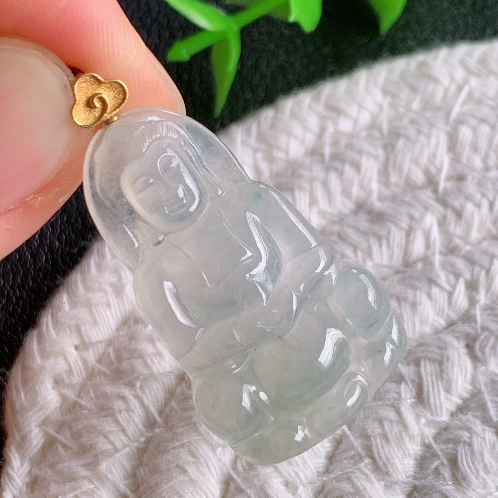 18k金扣冰润精雕观音吊坠，法相端庄大气，工艺精湛，种色浓郁，细腻饱满冰润，种老水足，收藏佳品，佩戴