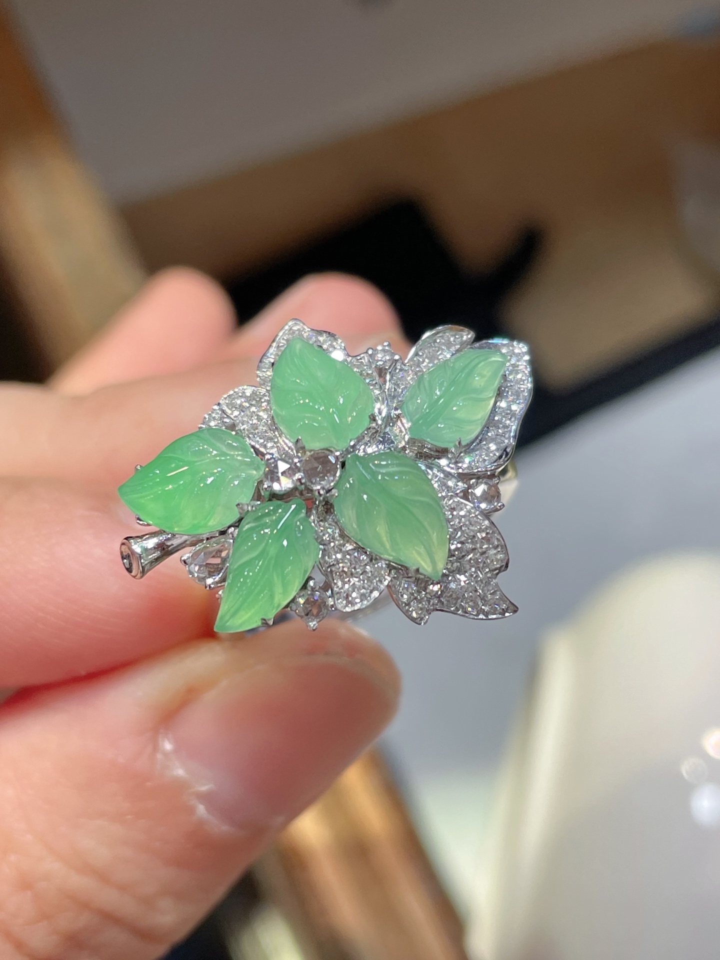 ️ 翡翠冰种满绿树叶戒指，无裂，质量货，光感强烈，种老细腻，料子水润通透，18k豪镶，佩戴效果佳，7.9-5-2