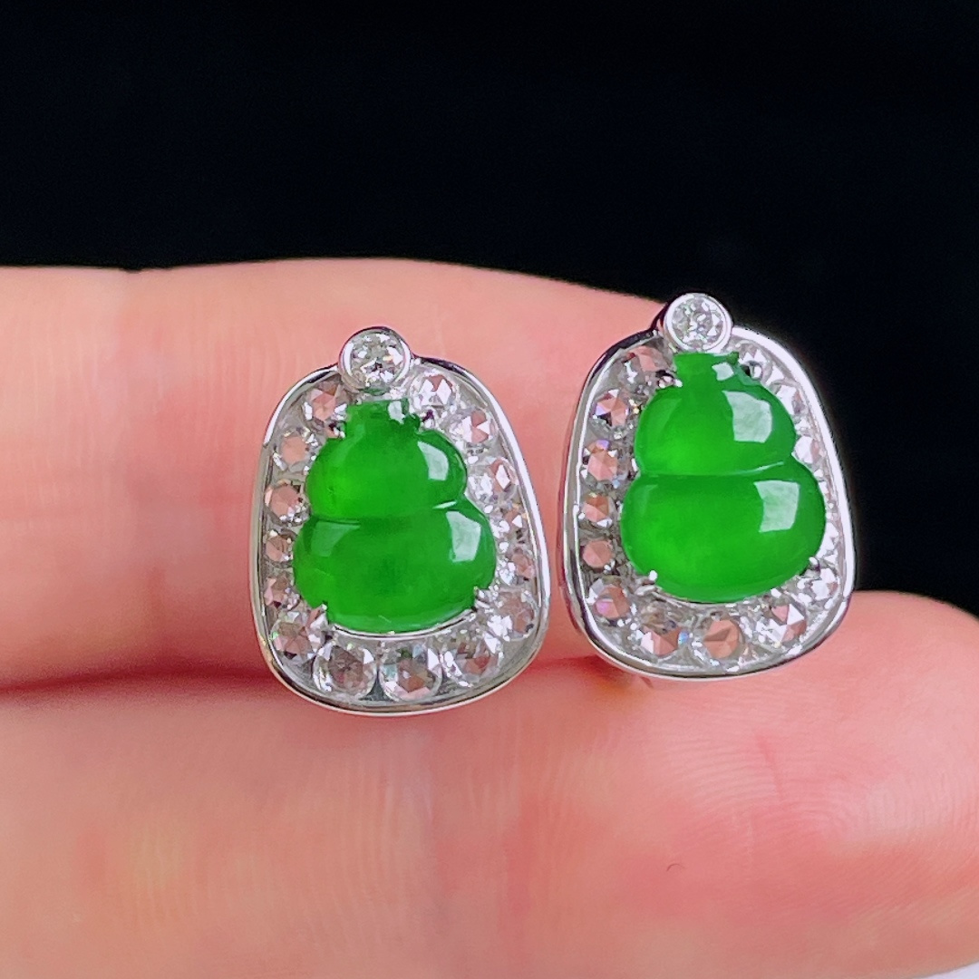 辣绿耳包，18k镶嵌，老种起光，细底通透，尺寸：裸石18.1/7.3/2mm0827