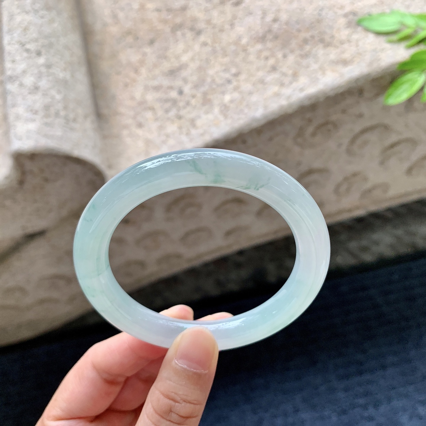 圆条54 55，圈口55/9.5/9.3，编码AD082805，描述：冰糯飘花，水润，种老，细腻，无裂。