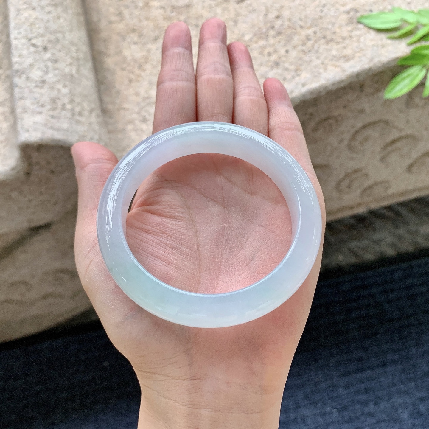 正圈56 57，圈口57/12.4/8.7，编码AD082807，描述糯冰飘绿，水润，种老，细腻，打灯有棉线