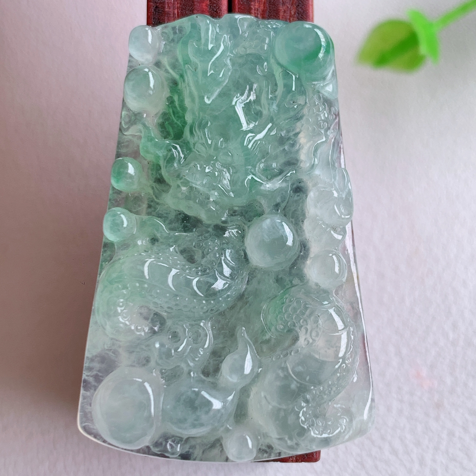 冰精雕飘花龙牌吊坠  龙行天下 龙腾四海吊坠。天然俏色巧雕，纯手工精雕 栩栩如生 祥龙威严霸气  龙显神威 倍显尊贵，寓意有龙护身 祈福呈吉  W03.24   尺寸：36.3-23.5-6mm