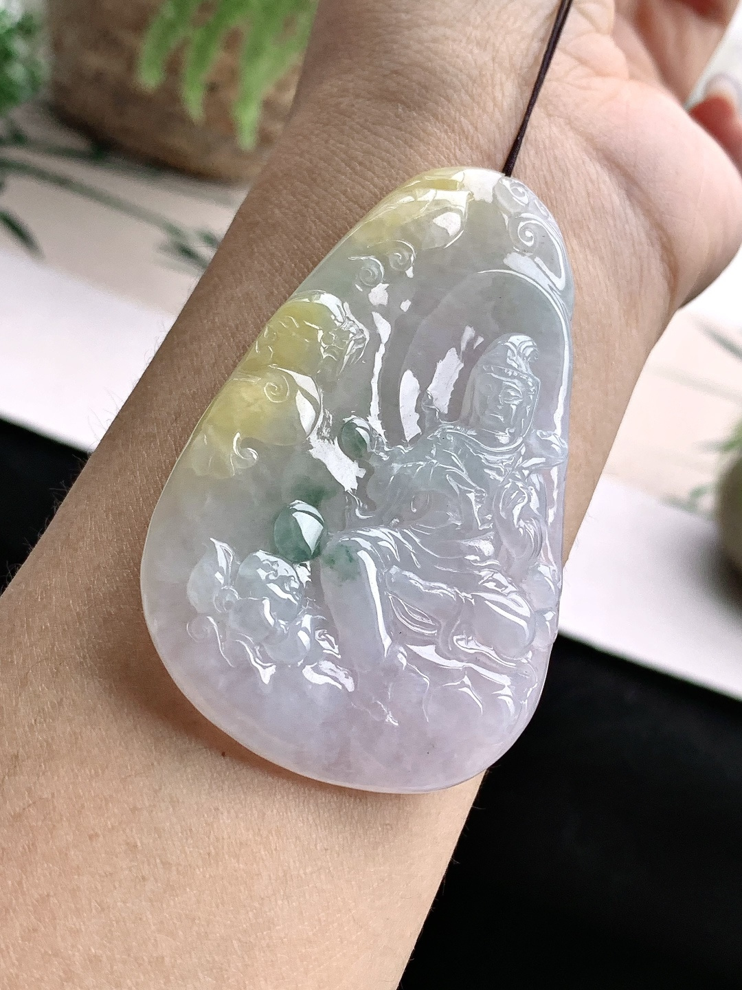 冰飘黄翡自在观音牌吊坠,缅料 性比高 飘花 厚装,尺寸69-44-6,重量38.8克