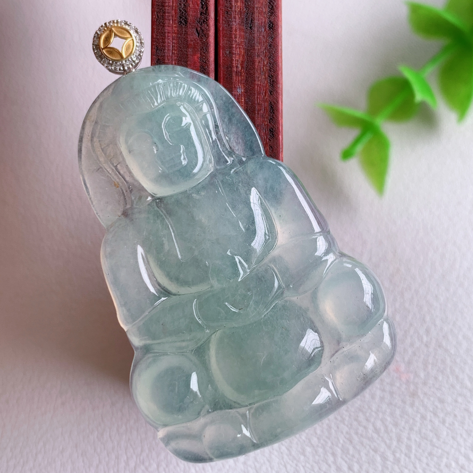 18k金扣冰润精雕观音吊坠，法相端庄大气，工艺精湛，种色浓郁，细腻饱满冰润，种老水足，收藏佳品，佩戴大气  W03.24  整体尺寸：47-28-4.3mm   裸石尺寸：40.5-28-4.3mm