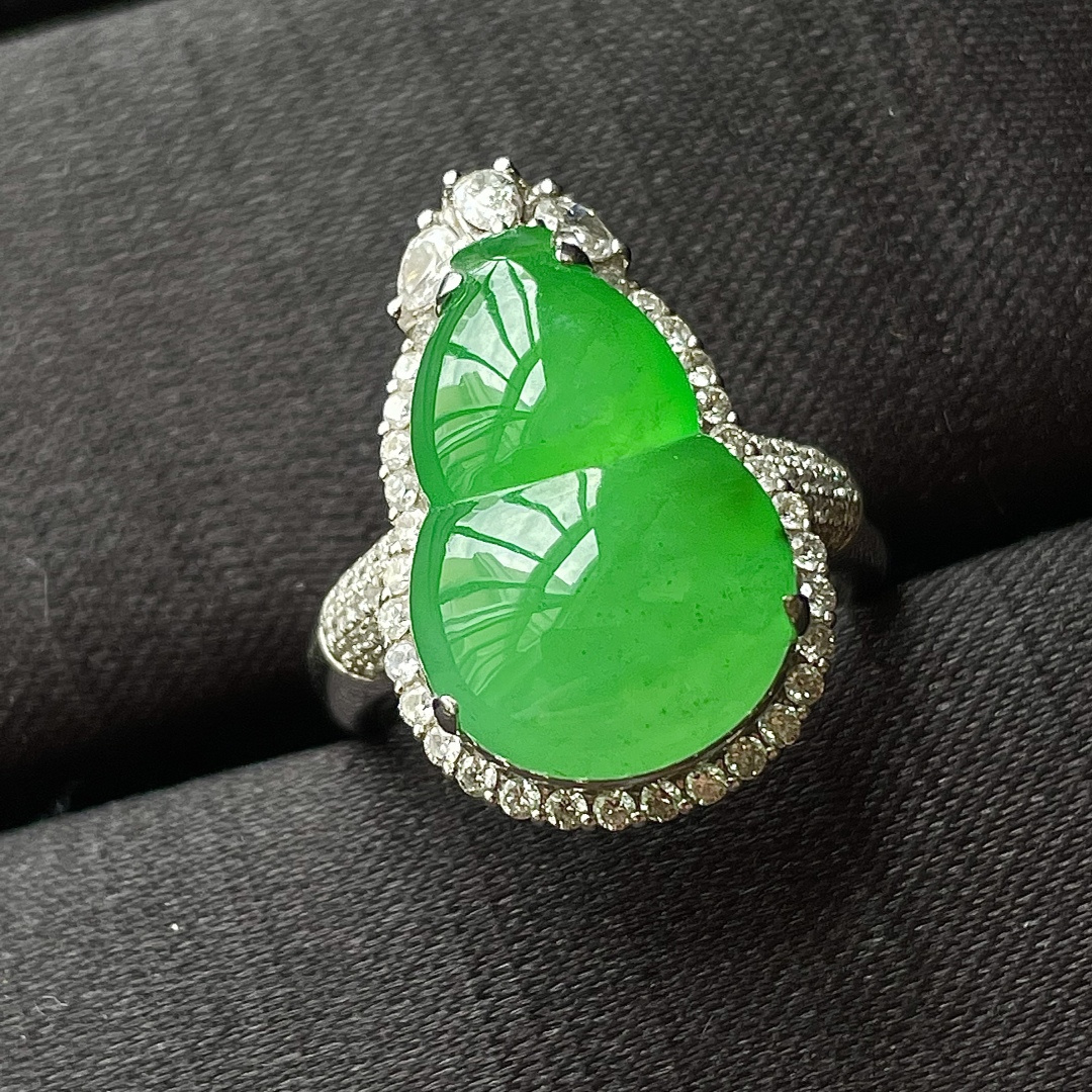 ️冰阳绿葫芦戒指，色辣，18k金镶嵌，水润无裂，饱满，裸石尺寸17.3/11.8/6.5--21.