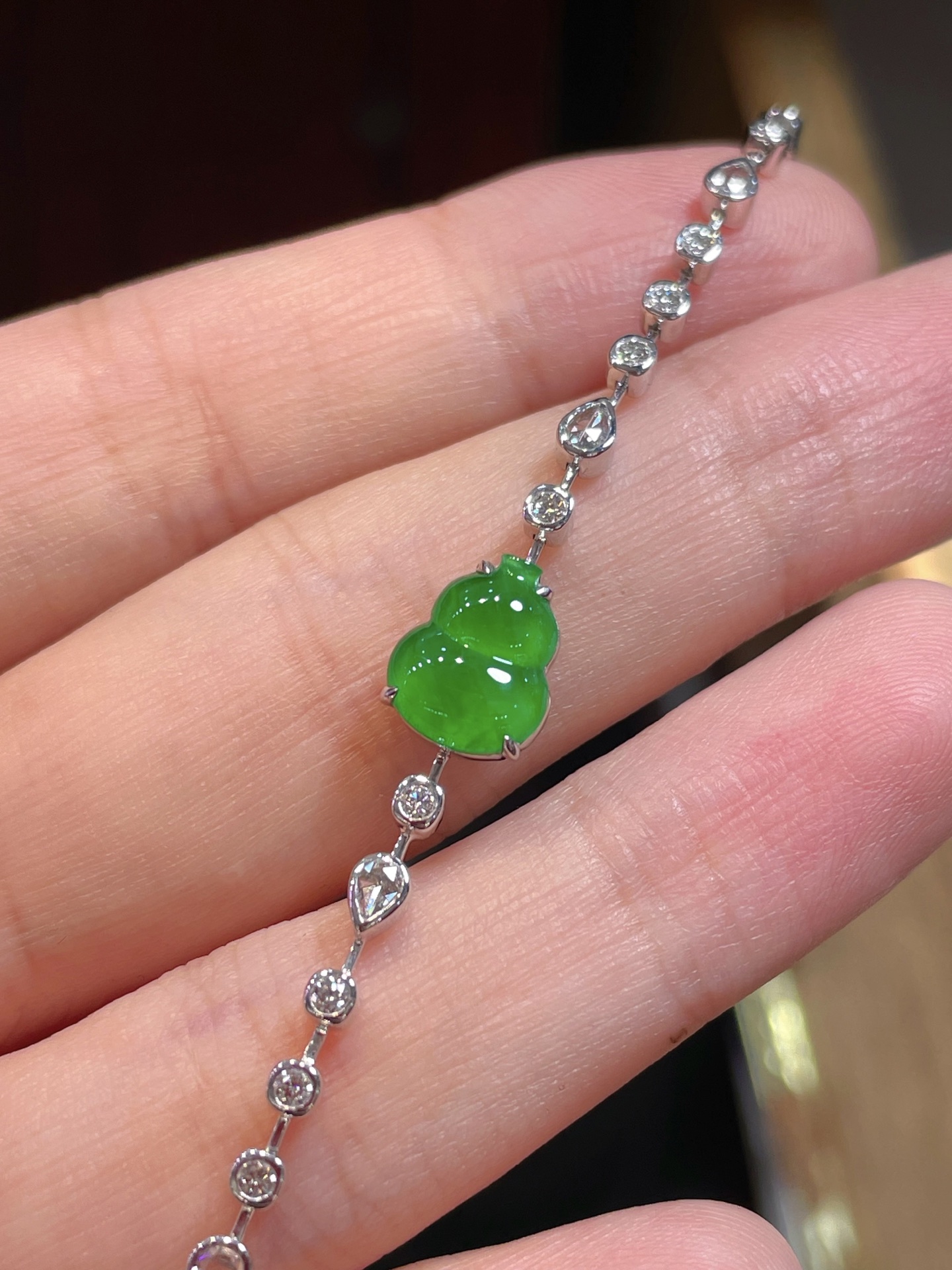 高冰底阳绿翡翠葫芦手链，满绿，种水，高质感，水润润的看着都是软软的感觉，18k镶嵌，9.7-8.1