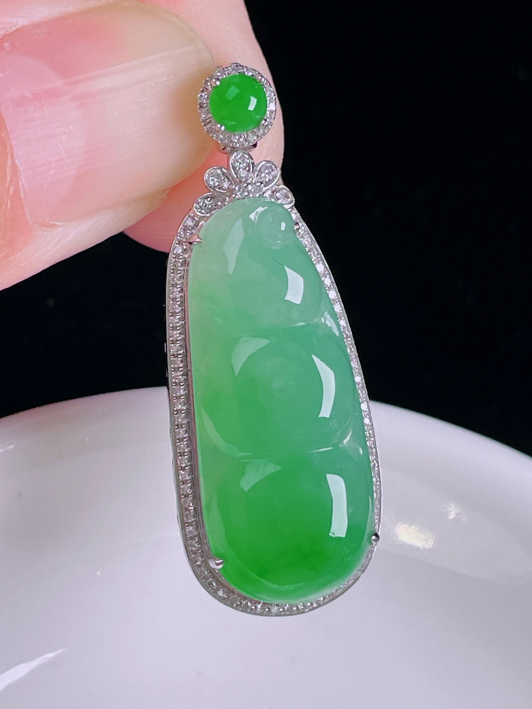 阳绿福豆/豆子，18k镶嵌，老种起光，细底通透，尺寸：40/15.3/9裸石29.2/12.7/5.3mm0827