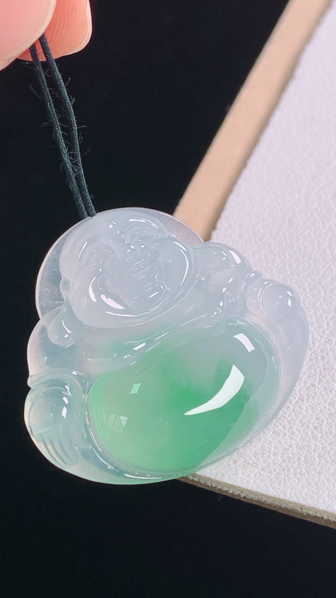 冰飘绿佛公，翠色明艳，清爽细腻，无裂，尺寸:27.4-30.3-6.4mm