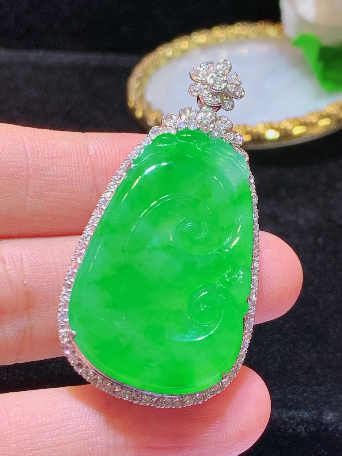 翡翠A货 飘绿如意吊坠,18k金镶嵌，冰润细腻，佩戴效果出众，53.2-27-12.1