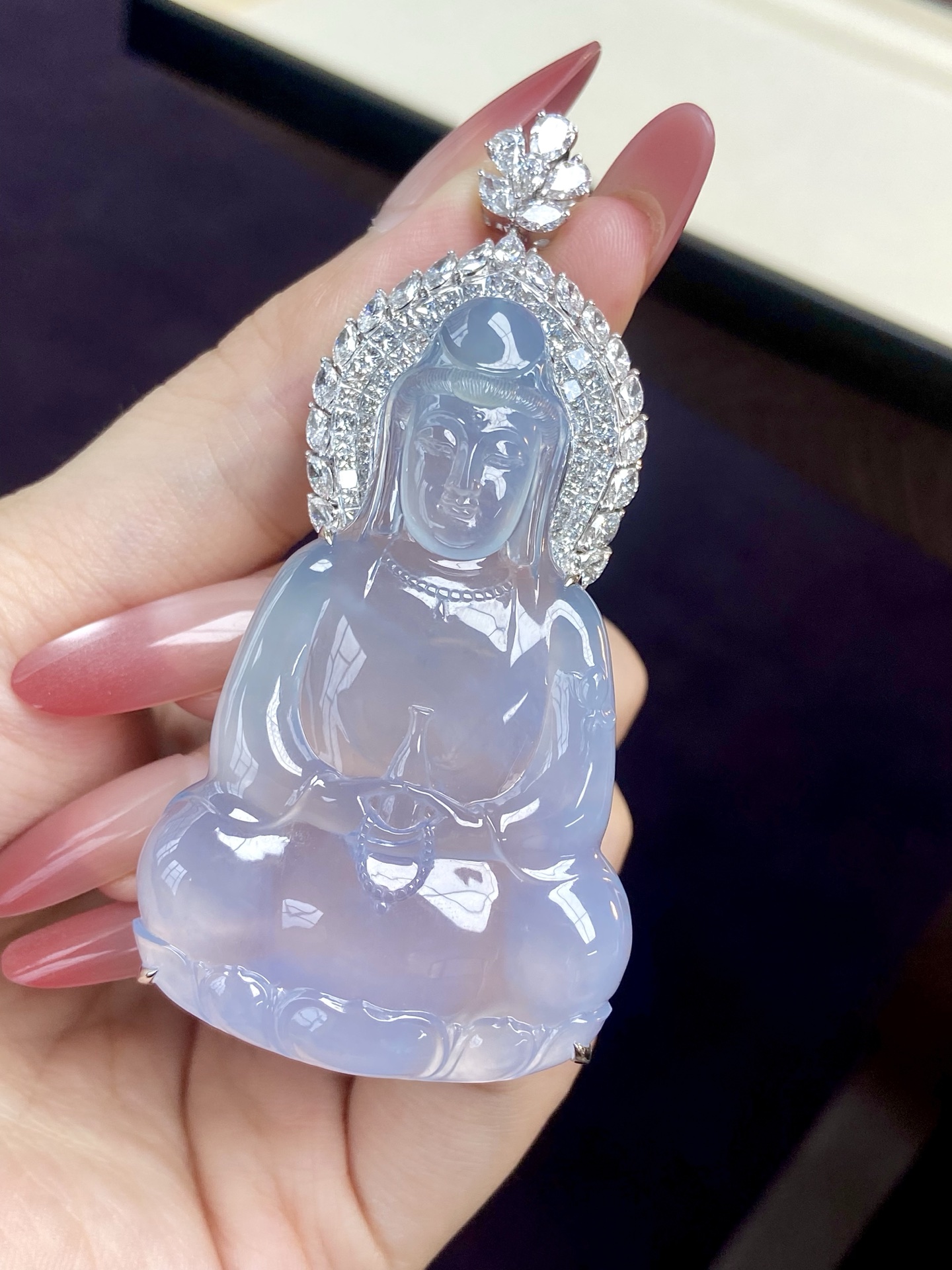 高冰紫紫罗兰观音吊坠，品质够顶，品相无敌 慈眉善目，戴在身上自带温婉沉静的气场：78.4-38.3-11.5，裸石：61.3-38.3-6.4mm，无裂。
