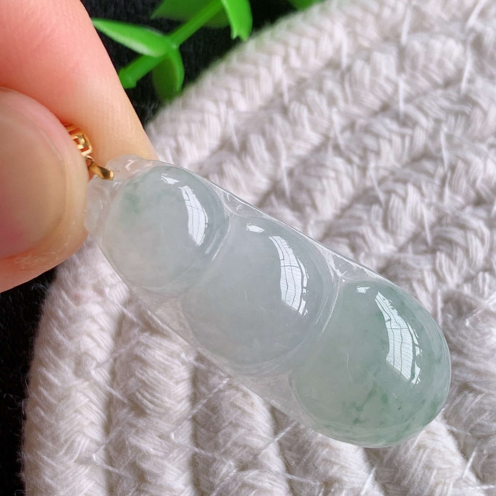 18k金扣冰润飘花福豆翡翠挂件，老种飘花  冰清玉洁  胶感十足  寓意“四季平安，福气满满”颜色鲜艳，清新自然，饱满通透   W49.24  尺寸：37-14.8-5.6mm